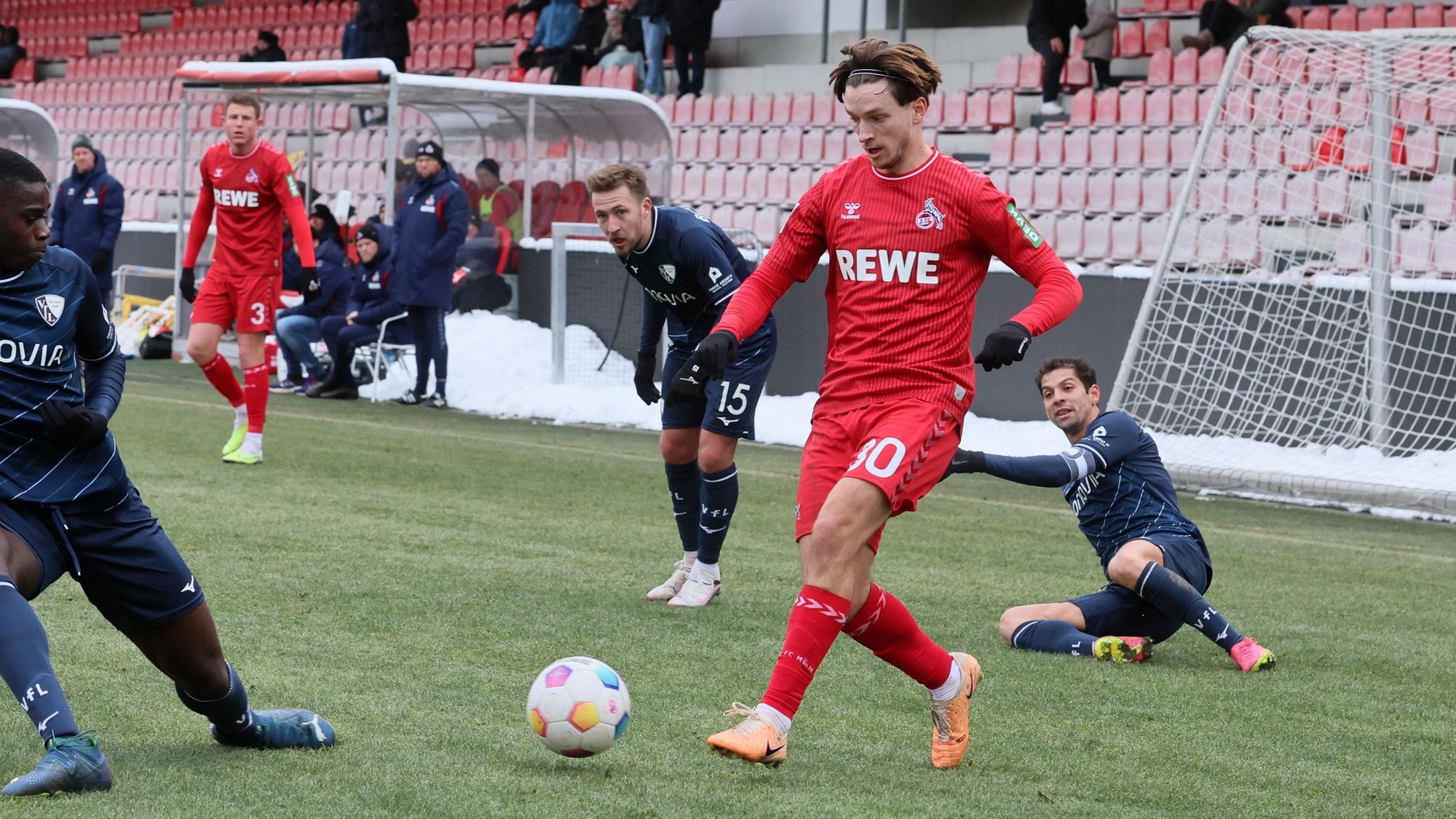 Noah Katterbach spielt einen Pass im Testspiel des 1. FC Köln gegen den VfL Bochum.