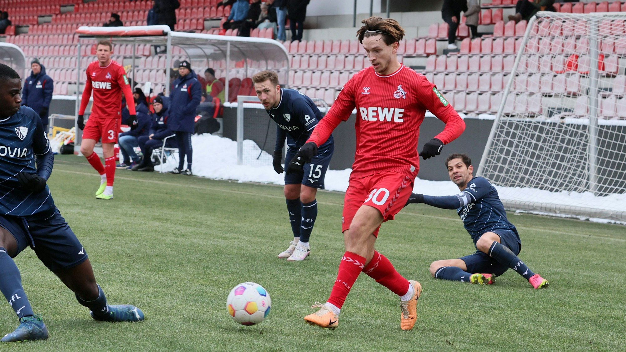 Noah Katterbach spielt einen Pass im Testspiel des 1. FC Köln gegen den VfL Bochum.