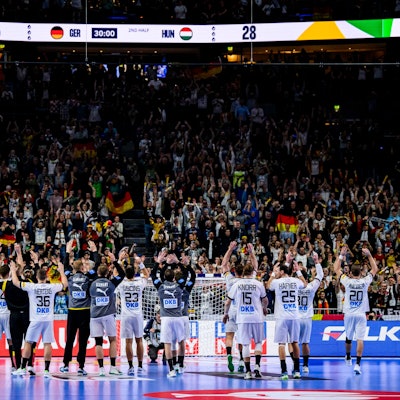 Nach dem Sieg gegen Ungarn bedankten sich die deutschen Spieler bei den Fans für die Unterstützung.