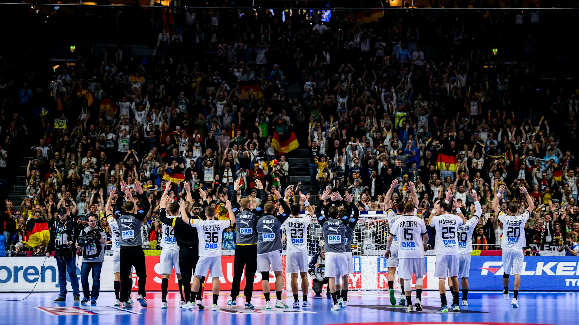 Nach dem Sieg gegen Ungarn bedankten sich die deutschen Spieler bei den Fans für die Unterstützung.