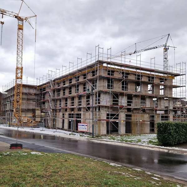 Im Rohbau ist derzeit das künftige Technische Rathaus der Stadt Rösrath. Im ersten Halbjahr 2025 sollen Teile der Verwaltung einziehen.