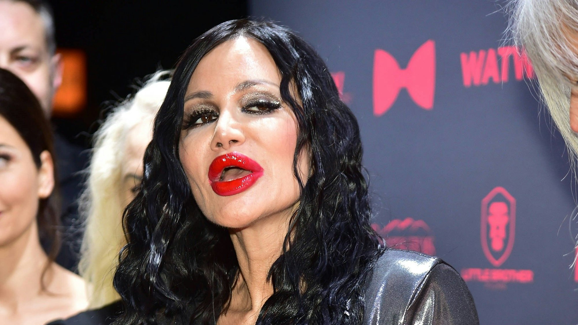 RTL-Dschungelstar Djamila Rowe auf dem roten Teppich einer Charity-Veranstaltung.