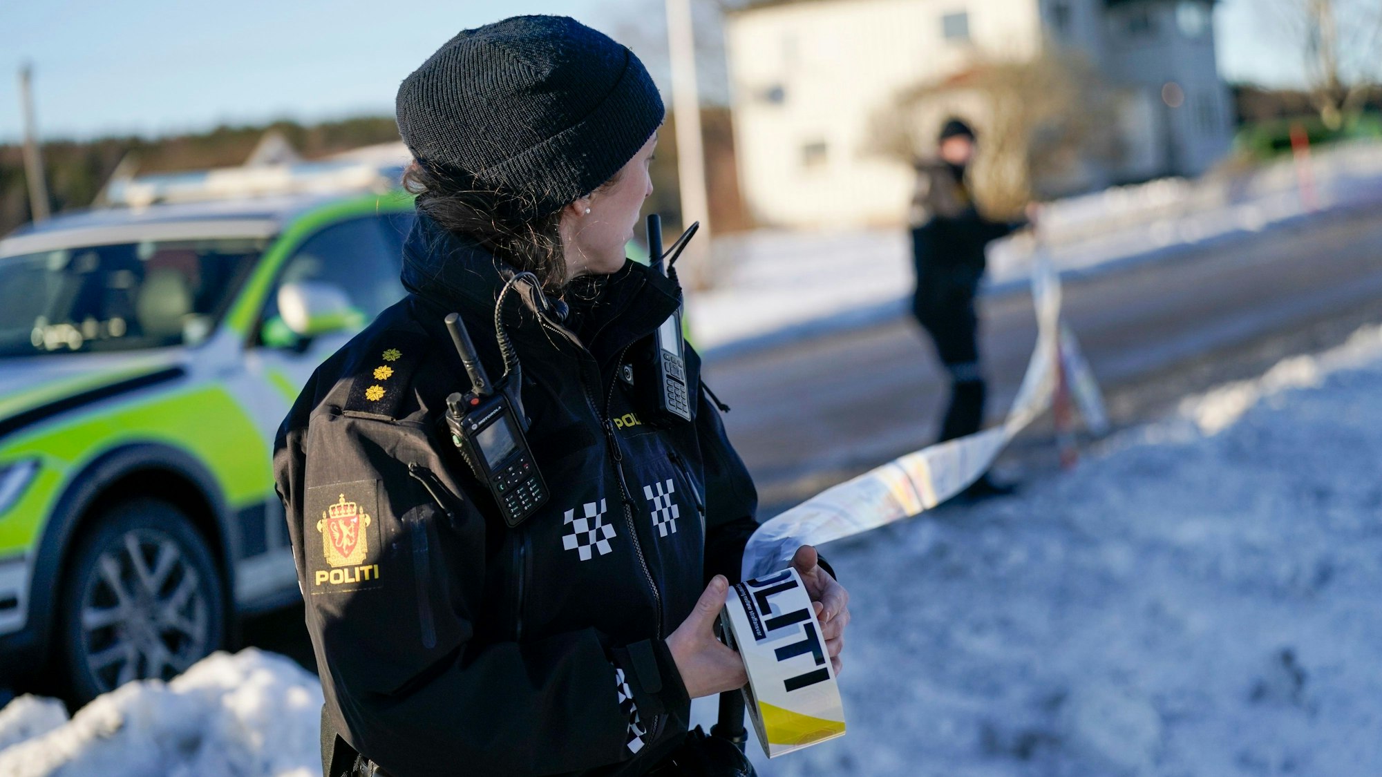 Polizisten sperren einen Tatort ab.
