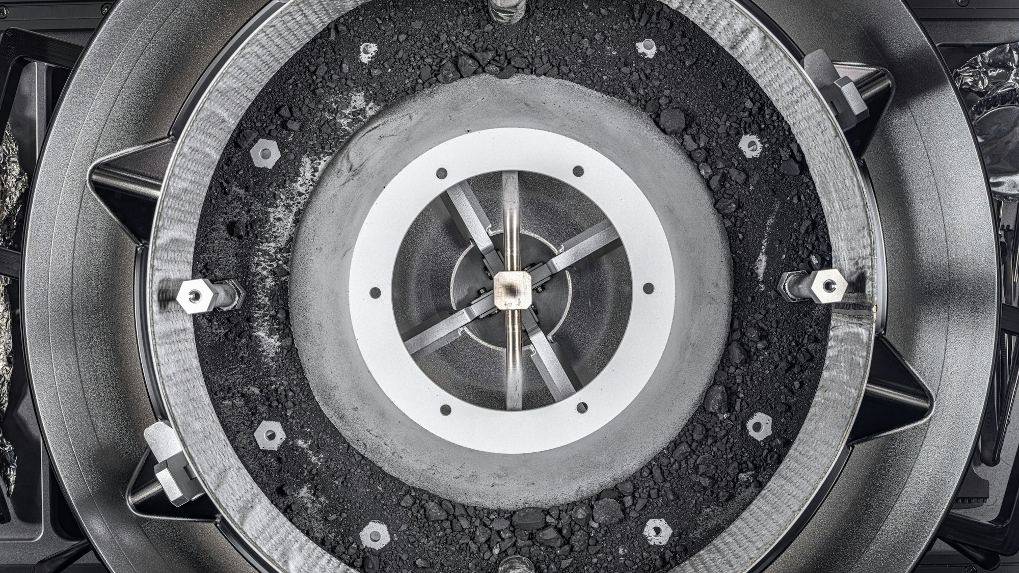 Auf diesem von der US-Raumfahrtbehörde Nasa zur Verfügung gestellten Bild ist ein Behälter mit einer Geröllprobe von dem Asteroiden Bennu zu sehen, die von der Sonde „Osiris-Rex“ abgeworfen worden war.