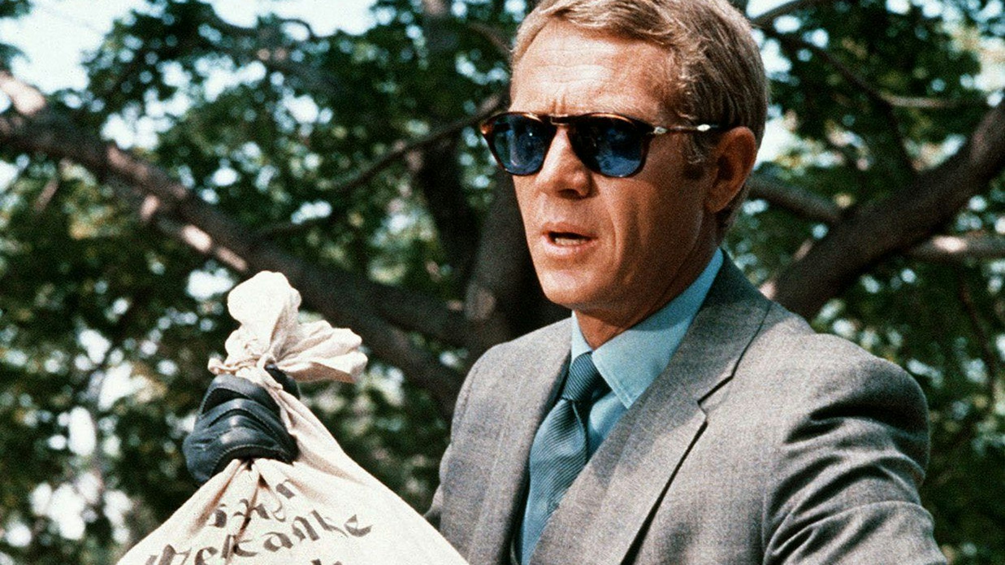 Zur ARTE-Sendung
Thomas Crown ist nicht zu fassen
1: Thomas Crown (Steve McQueen) holt die Beute eines spektakulären Bankraubs von einem Friedhof ab.