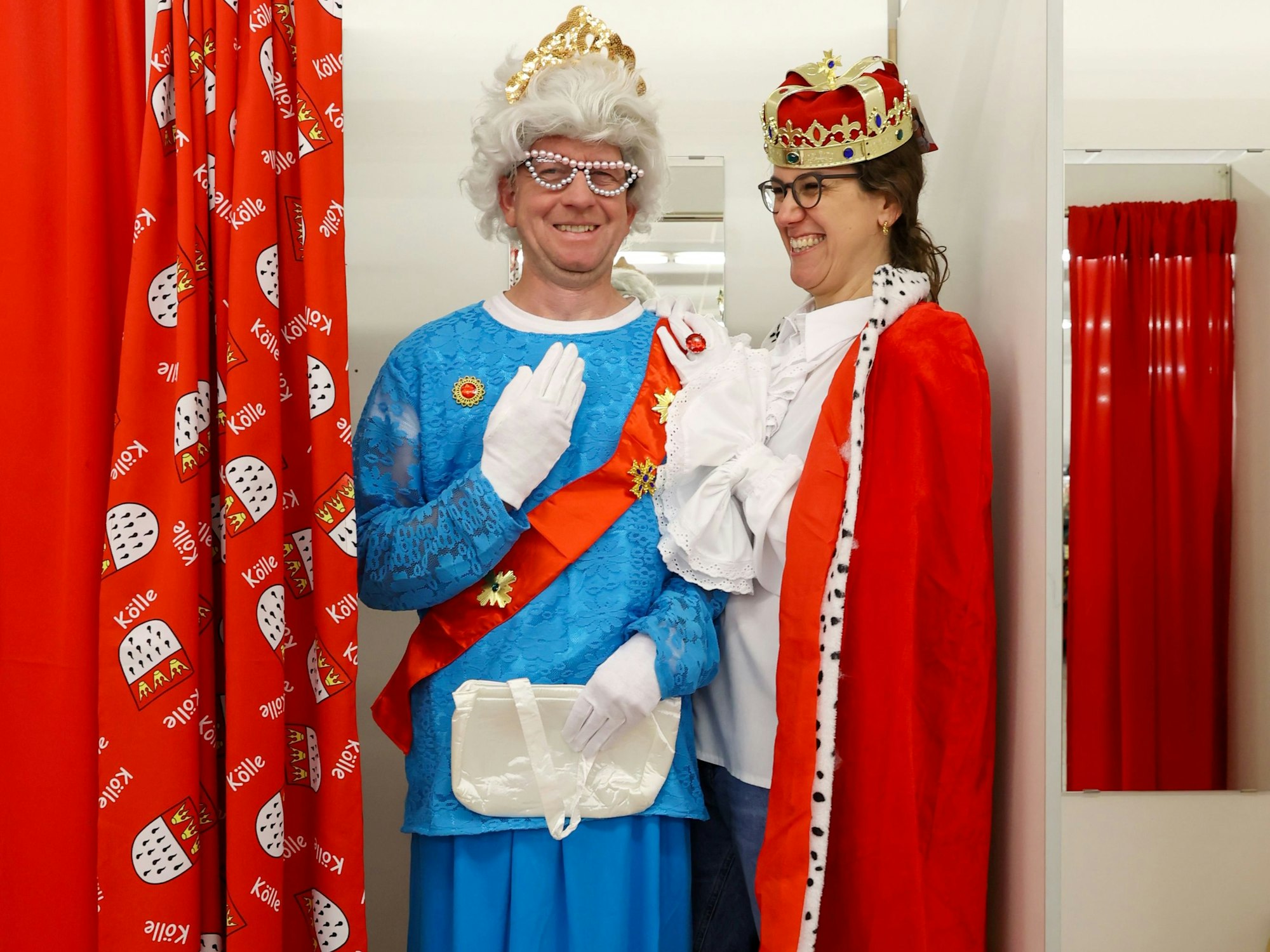 Never complain, never explain, ist das Motto der britischen Royals. Dafür: Lächeln und Winken. Queen Elizabeth II. und King Charles III.