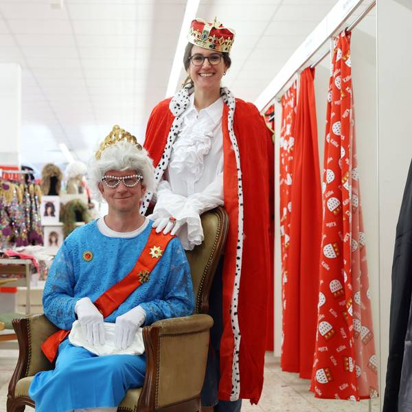 Barbara Grofe und Thorsten Breitkopf probieren verschiedene Verkleidungen in der Kölner Kostümkiste aus.