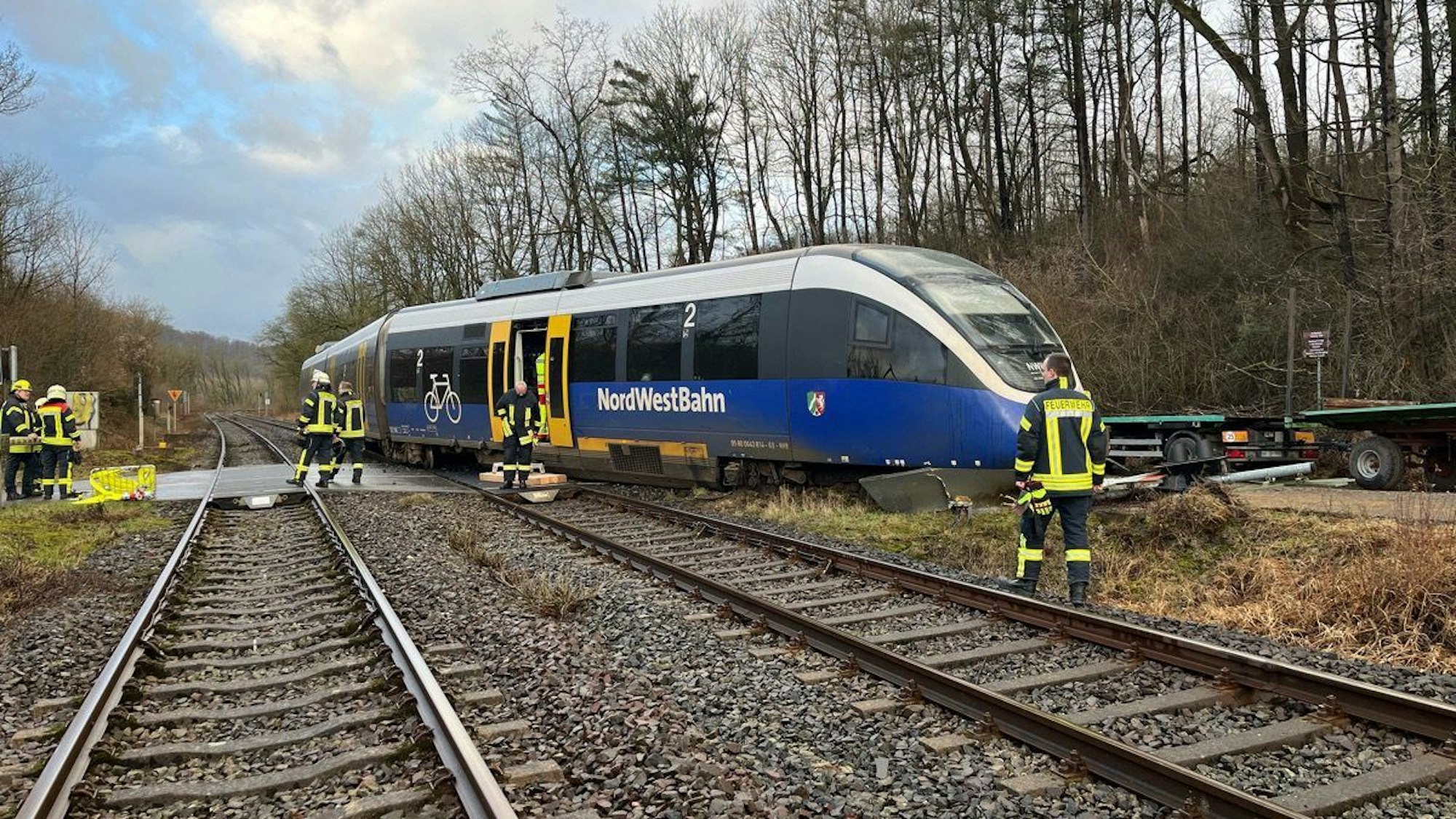 HANDOUT - 24.01.2024, Bad Driburg: Ein aus den Schienen gesprungener Regionalzug der Linie RB 84 bei Bad Driburg.