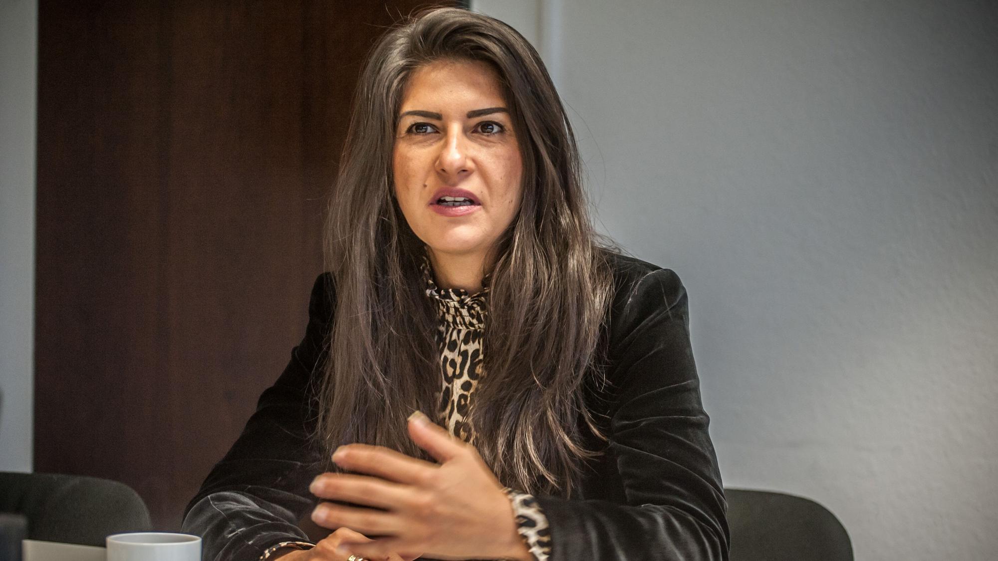 Die Bundestagsabgeordnete Serap Güler sitzt am Tisch und redet.