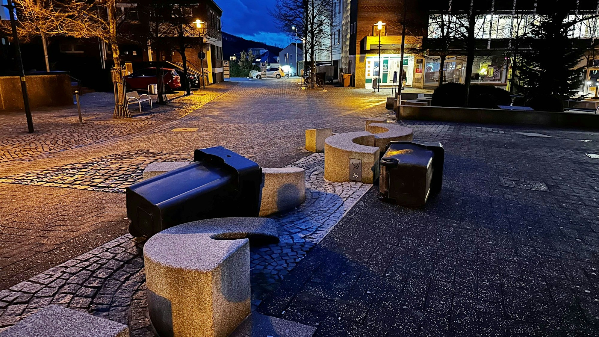 In Gummersbach schmeißt der Sturm in den Morgenstunden die gerade geleerten Mülltonnen um.