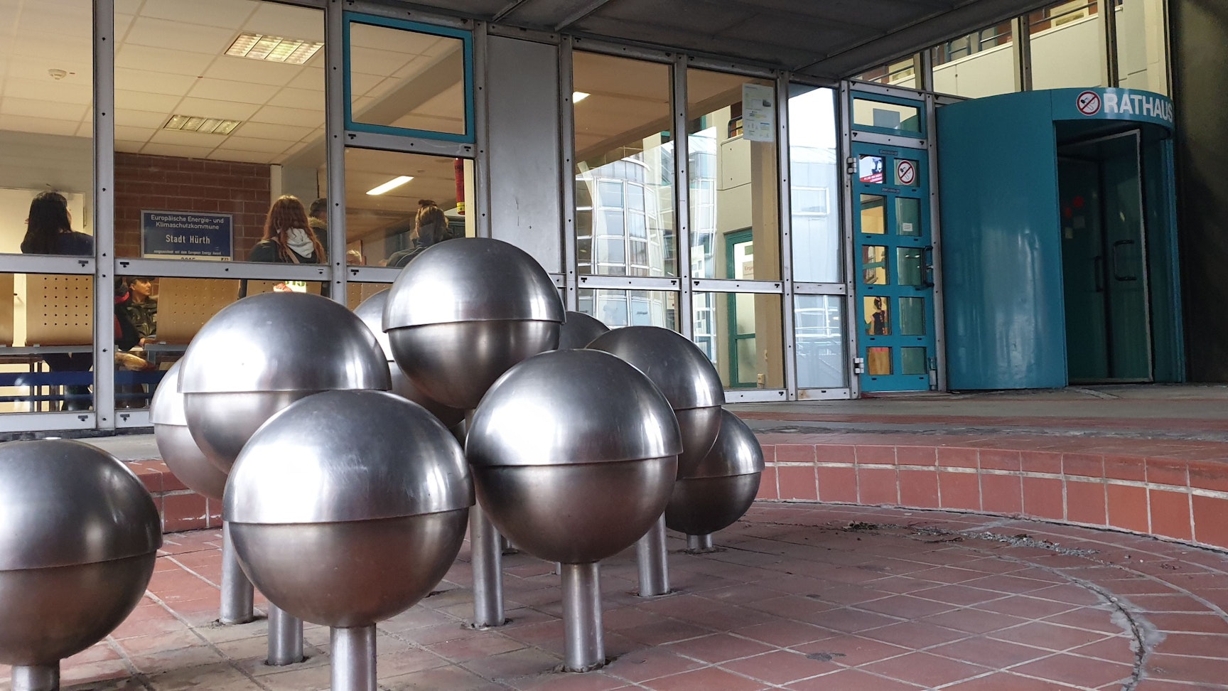 Eine Skulptur mit Kugeln vor dem Eingang zum Hürther Rathaus.