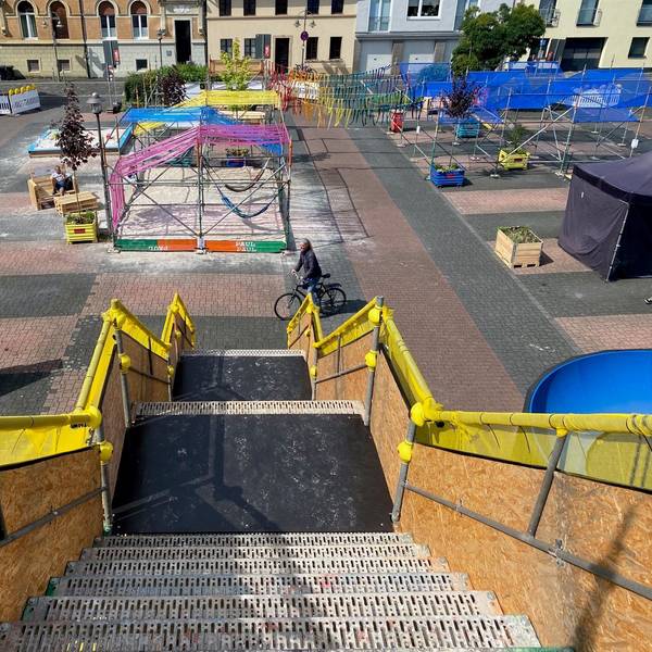Zu sehen ist der vorübergehend als Veranstaltungsfläche umgestaltete Belvedere-Platz.