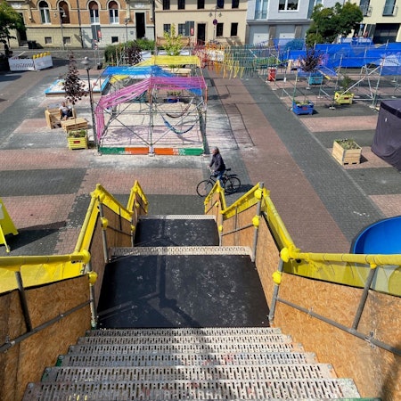 Zu sehen ist der vorübergehend als Veranstaltungsfläche umgestaltete Belvedere-Platz.