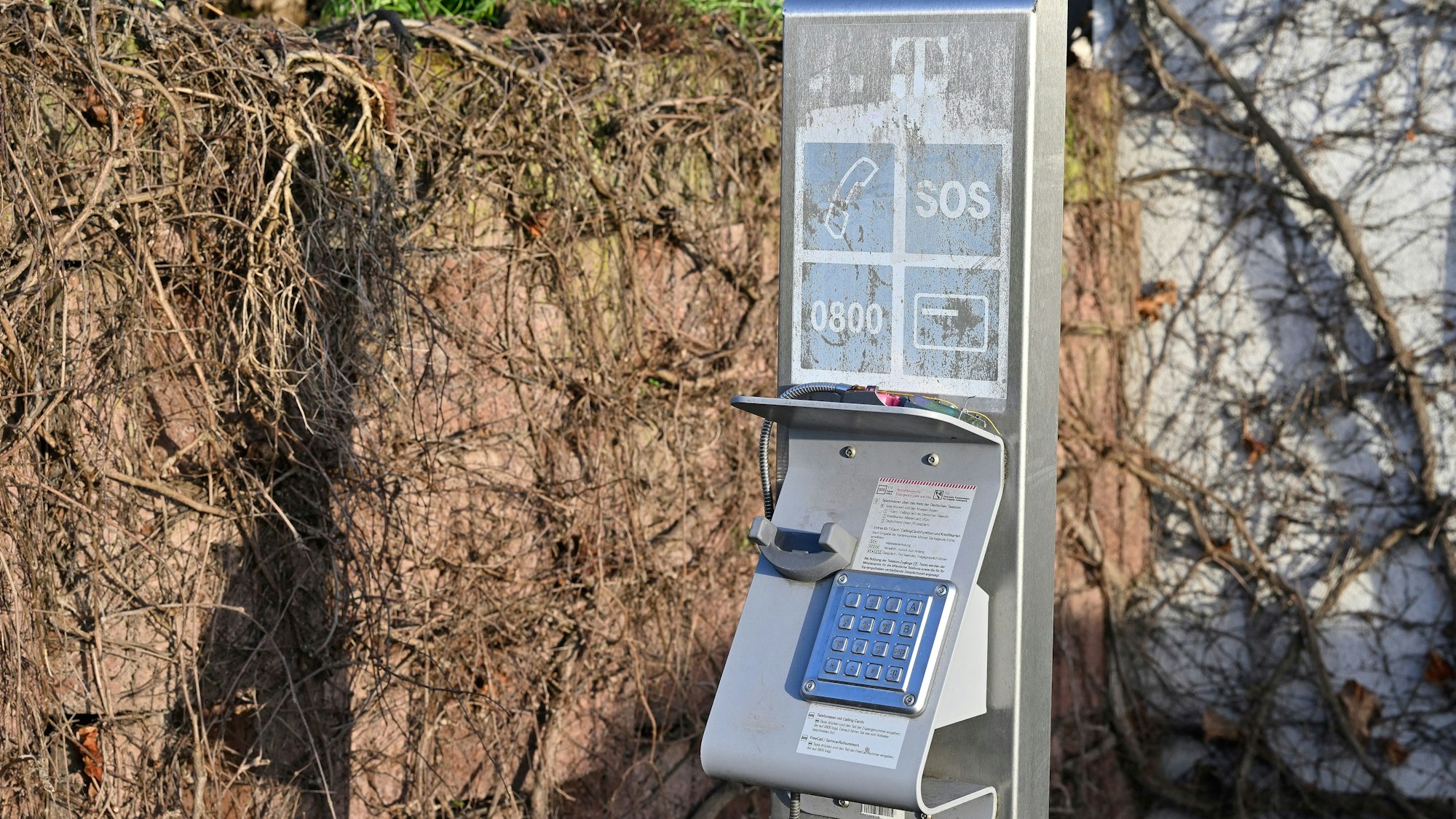 Alte Telefonsäule in Rösrath - schon lange kaputt.