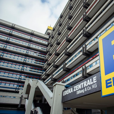 Eine Außenansicht der Edeka-Zentrale im Hamburger Stadtteil Winterhude. Am Eingang ist das große Logo des Lebensmittelhändlers zu sehen.