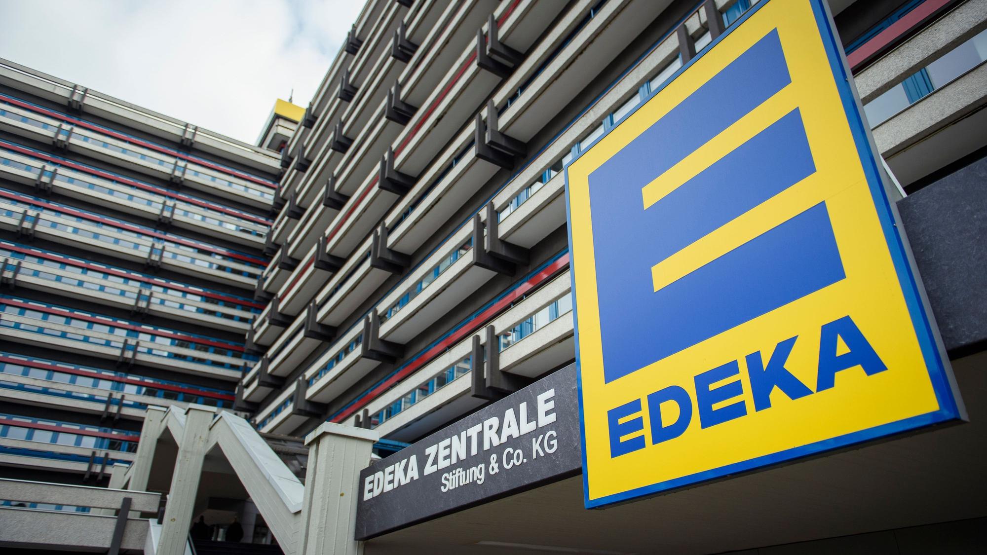 Eine Außenansicht der Edeka-Zentrale im Hamburger Stadtteil Winterhude. Am Eingang ist das große Logo des Lebensmittelhändlers zu sehen.