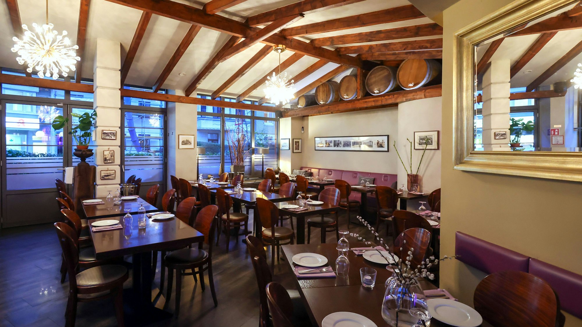 Der Innenraum des griechischen Restaurants „Sophia“ in Köln.