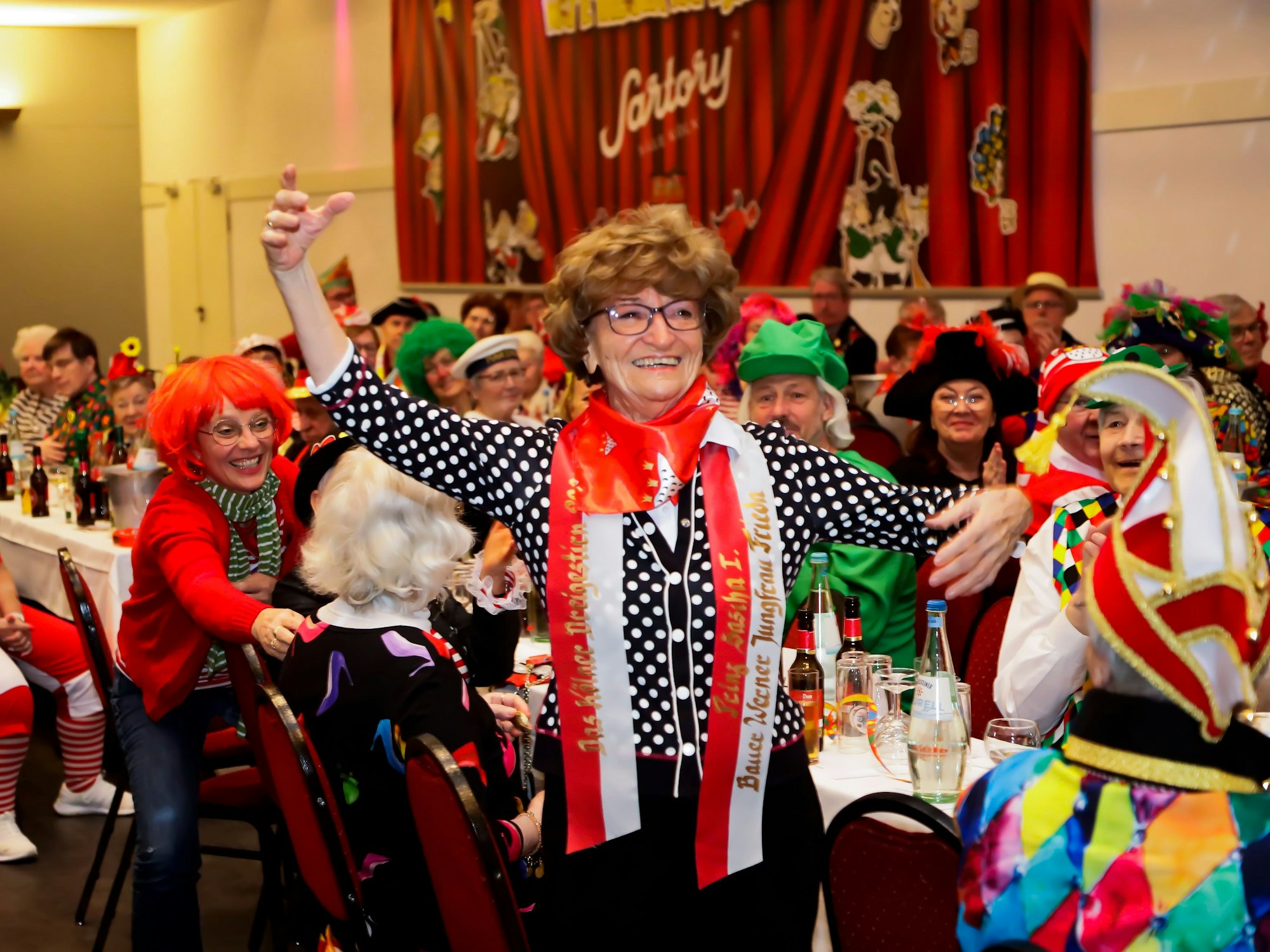 Biggi Fahnenschreiber tanzt bei der Blindensitzung im Publikum.