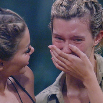 Anya Elsner (r.) bricht in Tränen aus, weil es zum Abendessen auch eine Ananas gibt. Kim Virginia tröstet sie.