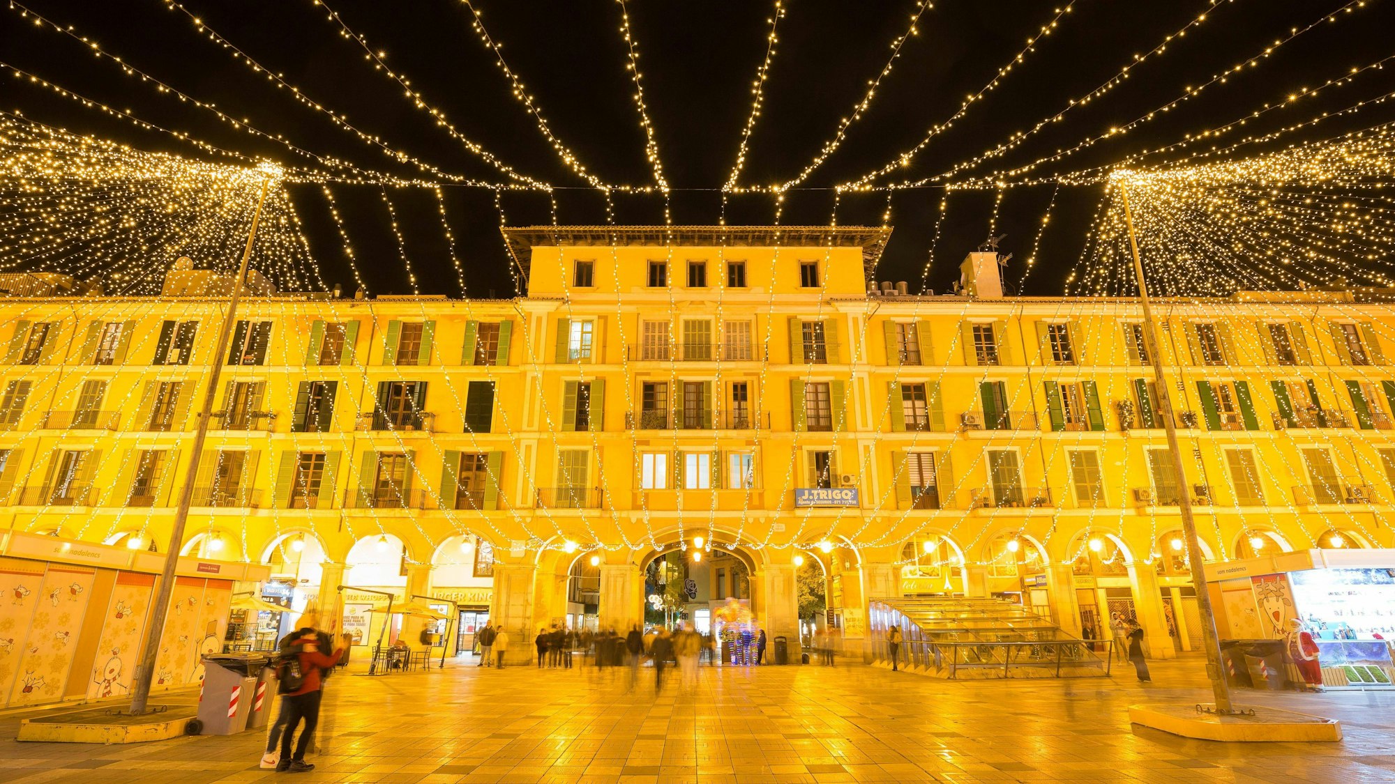 Die Plaça Major in Palma de Mallorca (Symbolbild): Hier in der Nähe ist ein Auto auf Treppen gestrandet.