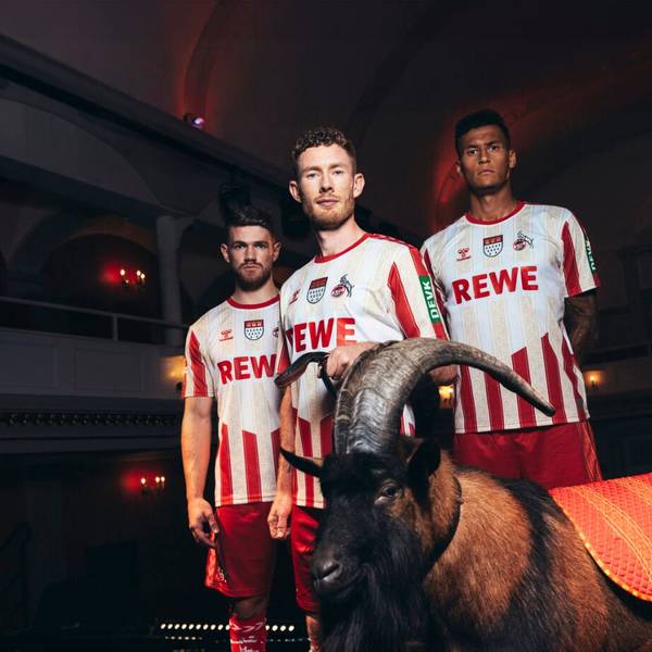 Jan Thielmann (v.l.), Florian Kainz (M.) und Davie Selke vom 1. FC Köln posieren mit Geißbock Hennes.