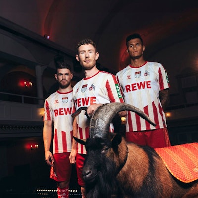 Jan Thielmann (v.l.), Florian Kainz (M.) und Davie Selke vom 1. FC Köln posieren mit Geißbock Hennes.