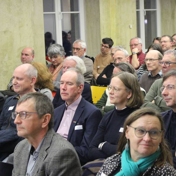 Besucher der Veranstaltung „Fokus Vergangenheit: Gemeinsam Stadtgeschichte machen“ im NS-Dokumentationszentrum Köln.