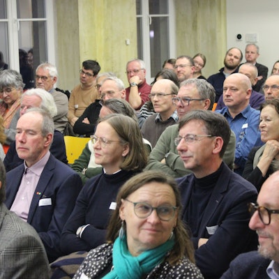 Besucher der Veranstaltung „Fokus Vergangenheit: Gemeinsam Stadtgeschichte machen“ im NS-Dokumentationszentrum Köln.