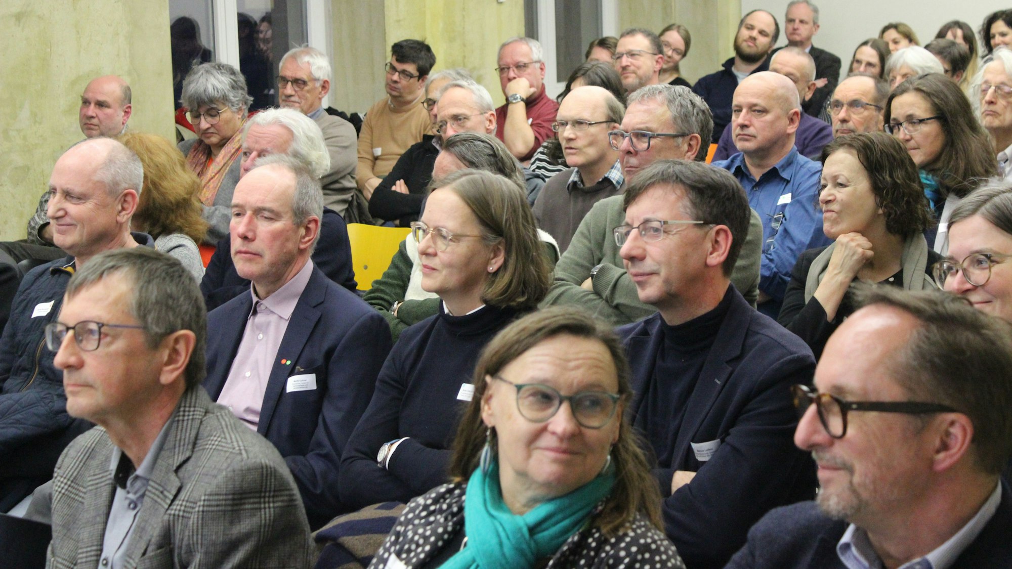 Besucher der Veranstaltung „Fokus Vergangenheit: Gemeinsam Stadtgeschichte machen“ im NS-Dokumentationszentrum Köln.
