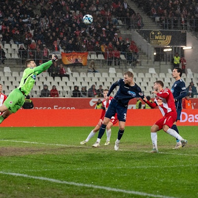 Ben Voll Viktoria Koeln 1904, 01 pariert und schlaegt den Ball weg, GER Rot-Weiss Essen vs. FC Viktoria Koeln, Fussball, 3. Liga, Spieltag 22, Saison 2023/2024, 23.01.2024 DFB/DFL REGULATIONS PROHIBIT ANY USE OF PHOTOGRAPHS AS IMAGE SEQUENCES AND/OR QUASI-VIDEO, GER Rot-Weiss Essen vs. FC Viktoria Koeln, Fussball, 3. Liga, Spieltag 22, Saison 2023/2024, 23.01.2024 Essen *** Ben Voll Viktoria Koeln 1904, 01 parries and knocks the ball away, GER Rot Weiss Essen vs FC Viktoria Koeln, Football, 3 Liga, Matchday 22, Season 2023 2024, 23 01 2024 DFB DFL REGULATIONS PROHIBIT ANY USE OF PHOTOGRAPHS AS IMAGE SEQUENCES AND OR QUASI VIDEO, GER Rot Weiss Essen vs FC Viktoria Koeln, Football, 3 Liga, Matchday 22, Season 2023 2024, 23 01 2024 Essen Copyright: xEibner-Pressefoto/FabianxFriesex EP_FFE
