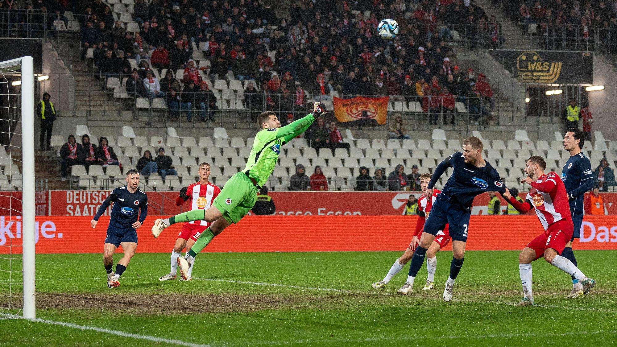 Ben Voll Viktoria Koeln 1904, 01 pariert und schlaegt den Ball weg, GER Rot-Weiss Essen vs. FC Viktoria Koeln, Fussball, 3. Liga, Spieltag 22, Saison 2023/2024, 23.01.2024 DFB/DFL REGULATIONS PROHIBIT ANY USE OF PHOTOGRAPHS AS IMAGE SEQUENCES AND/OR QUASI-VIDEO, GER Rot-Weiss Essen vs. FC Viktoria Koeln, Fussball, 3. Liga, Spieltag 22, Saison 2023/2024, 23.01.2024 Essen *** Ben Voll Viktoria Koeln 1904, 01 parries and knocks the ball away, GER Rot Weiss Essen vs FC Viktoria Koeln, Football, 3 Liga, Matchday 22, Season 2023 2024, 23 01 2024 DFB DFL REGULATIONS PROHIBIT ANY USE OF PHOTOGRAPHS AS IMAGE SEQUENCES AND OR QUASI VIDEO, GER Rot Weiss Essen vs FC Viktoria Koeln, Football, 3 Liga, Matchday 22, Season 2023 2024, 23 01 2024 Essen Copyright: xEibner-Pressefoto/FabianxFriesex EP_FFE