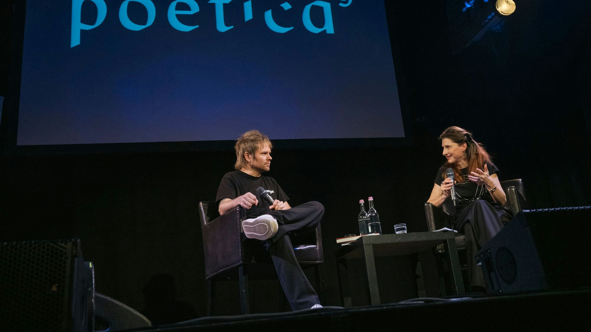 Enter-Shikari-Frontmann Rou Reynolds hat im Rahme der Poetica mit Kuratorin Daniela Danz über seine Lyrik gesprochen.