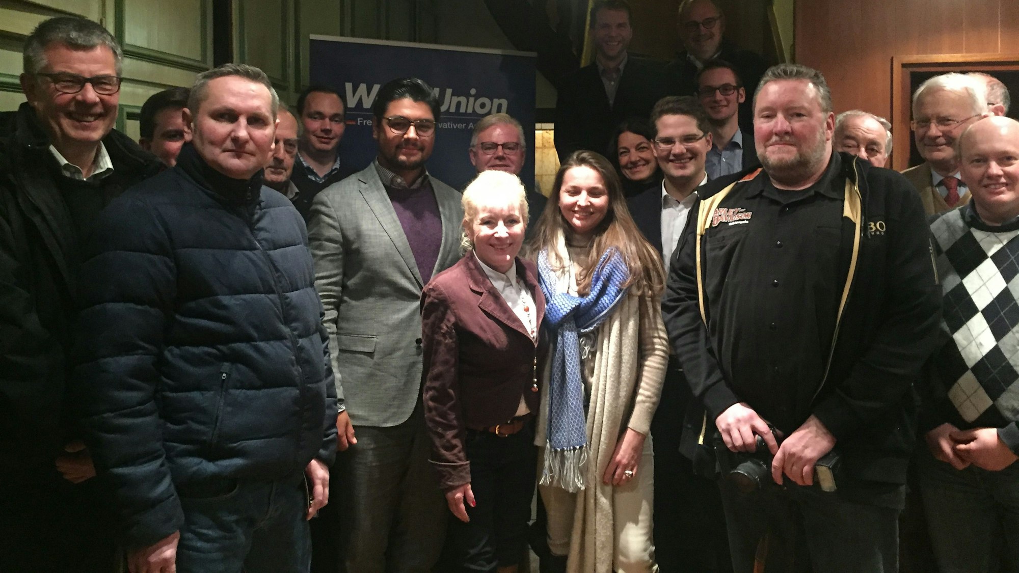Gruppenfoto bei der Gründung des Regionalverbandes der Werteunion 2019 in der Gaststätte Waidmannsheil mit Udo Kellmann (1. Reihe, mit Bart) und Simone Baum (1. Reihe, rotes Kostüm).