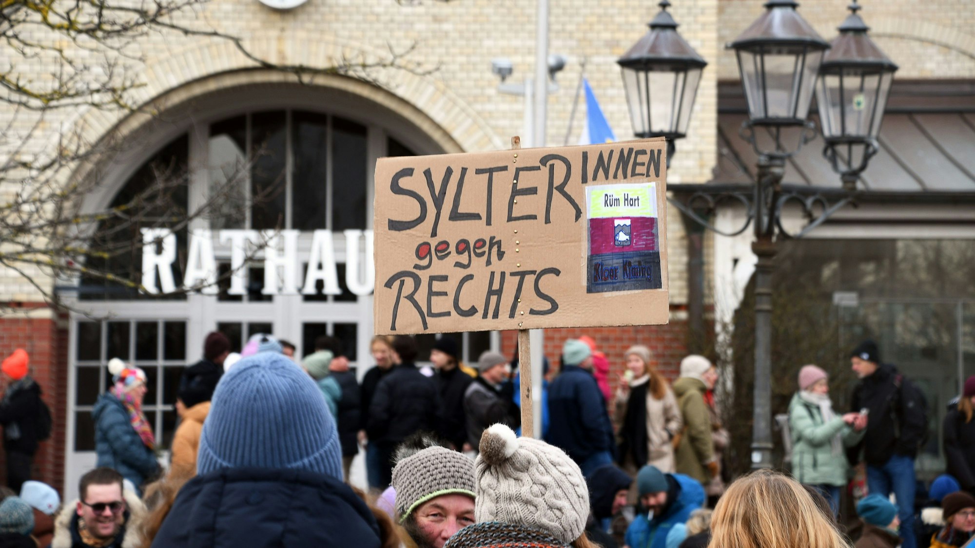 Protest gegen Rechts auf Sylt: Teilnehmerinnen und Teilnehmer stehen vor dem Rathaus in Westerland am Samstag (20. Januar)