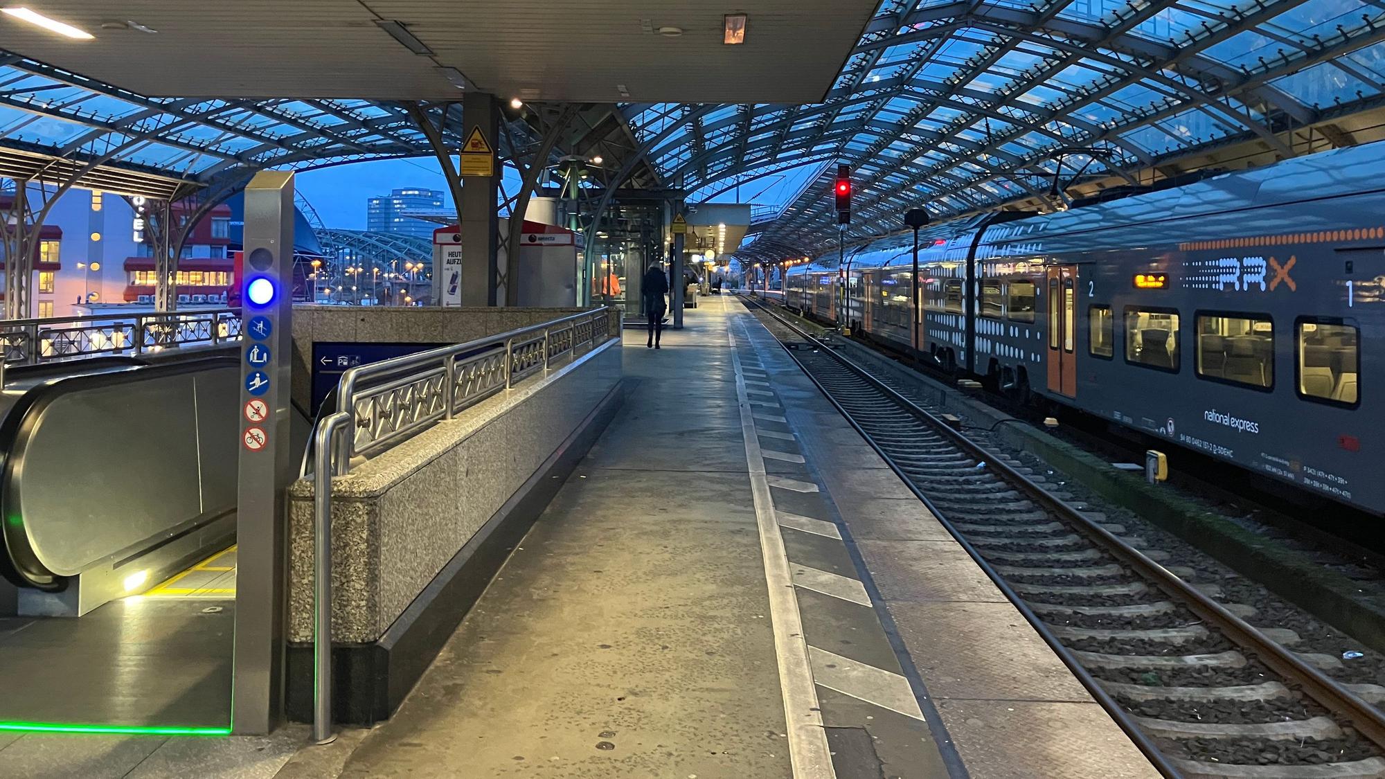Die meisten Züge, die am Mittwochmorgen in den Hauptbahnhof einrollen, werden von National Express betrieben. Die anderen Gleise sind verwaist.