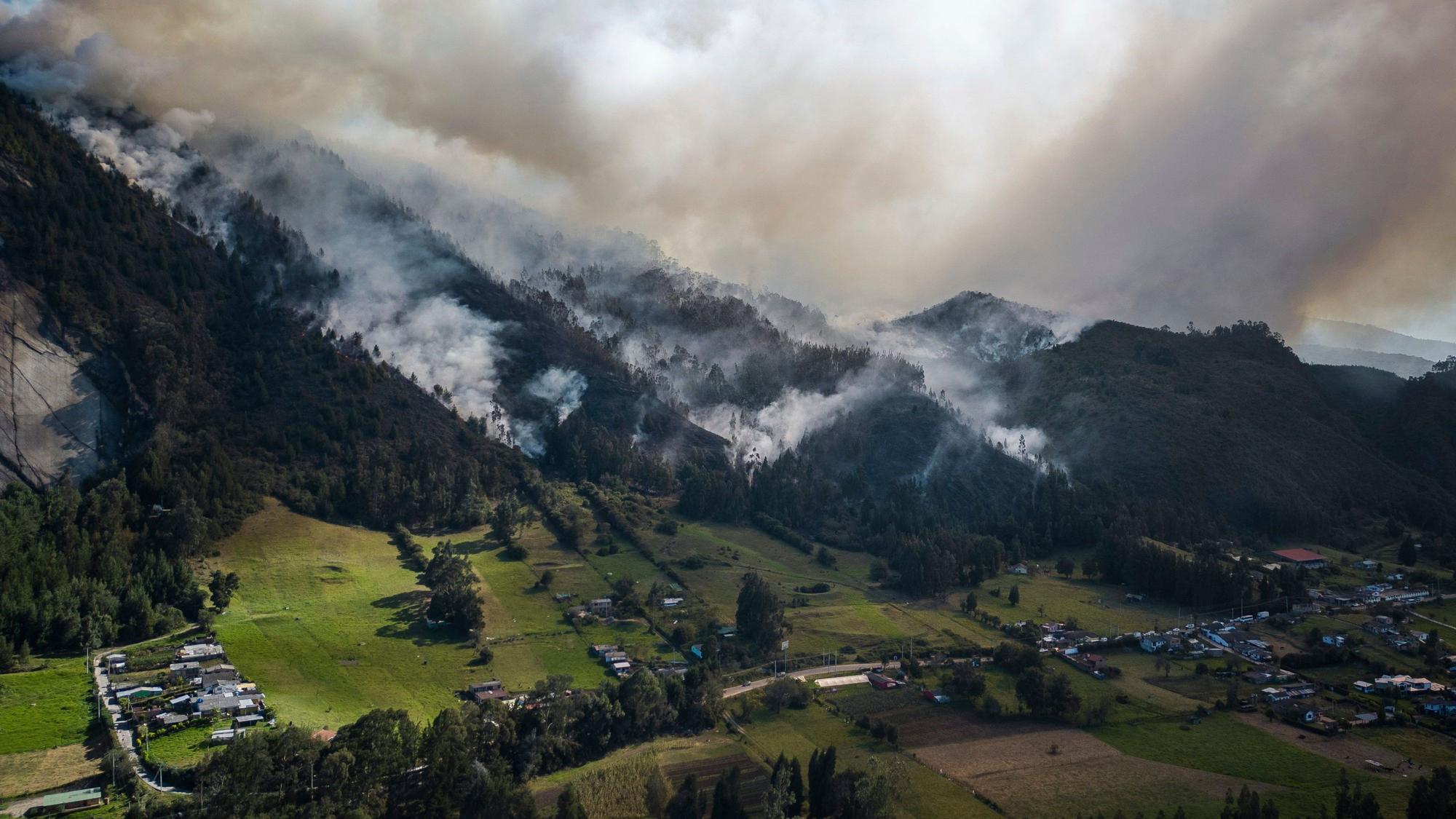 23.01.2024, Kolumbien, Nemocon: Rauch steigt von einem Feuer auf, das an den Hängen der Berge um Nemocon, nördlich von Bogota, brennt.