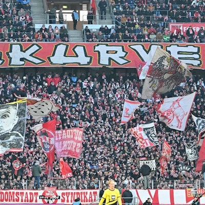 FC-Fans mitsamt der Südkurve stehen in schwierigen sportlichen Zeiten hinter dem 1. FC Köln.
