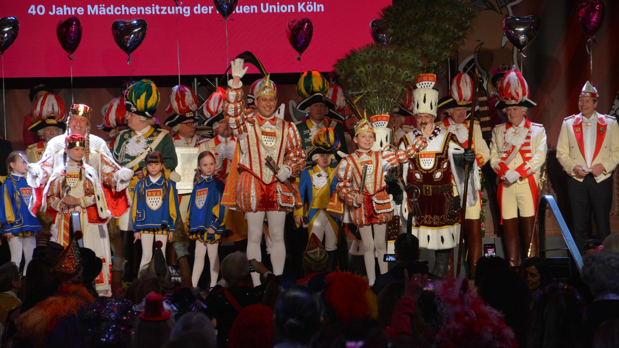 Kleines und großes Dreigestirn winken von der Bühne.