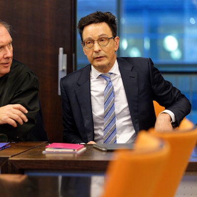 Bernhard Günther (r.) nimmt als Zeuge am Prozess gegen einen seiner mutmaßlichen Attentäter teil.