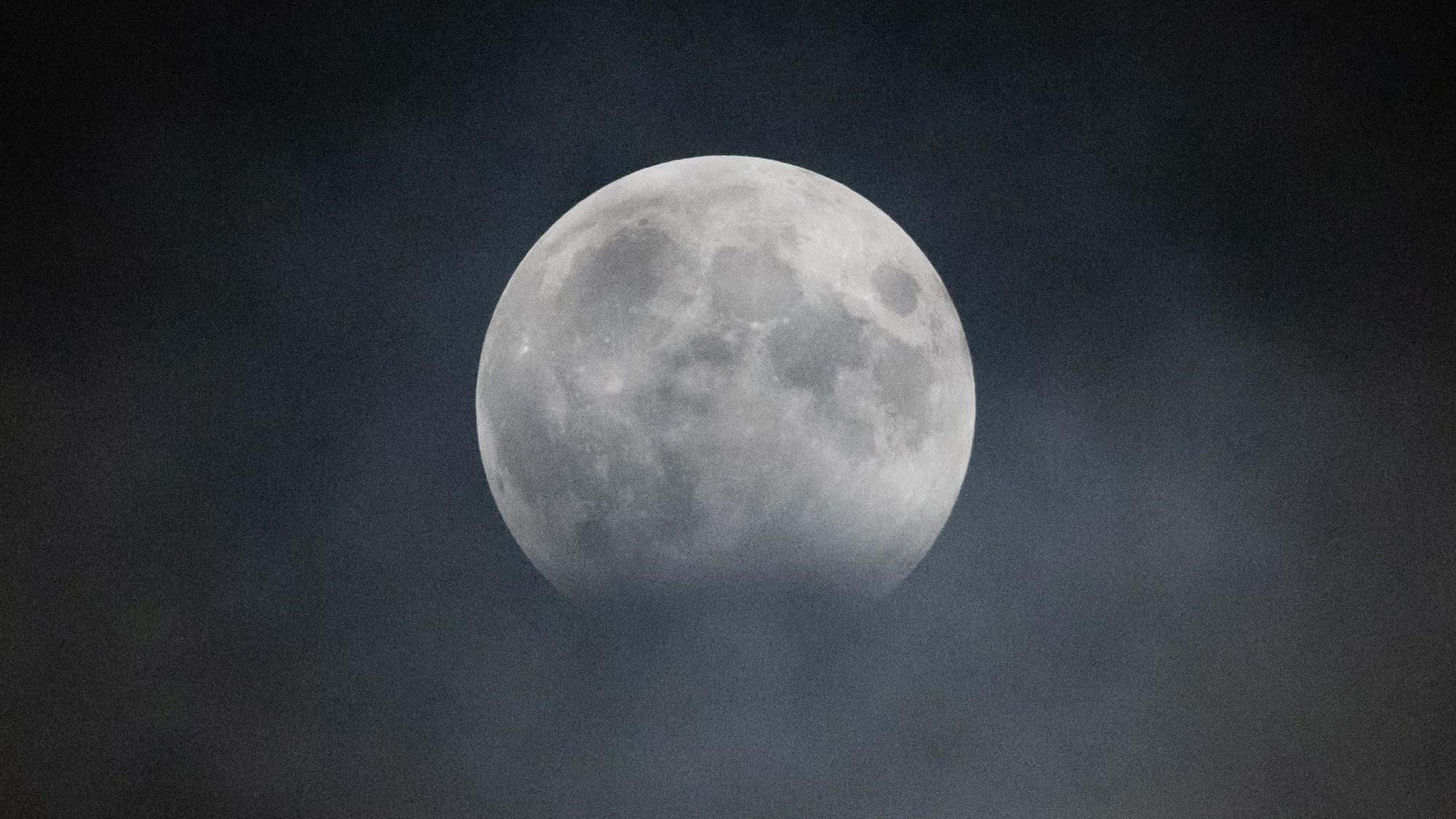 Am Himmel ist eine partielle Mondfinsternis zu sehen.