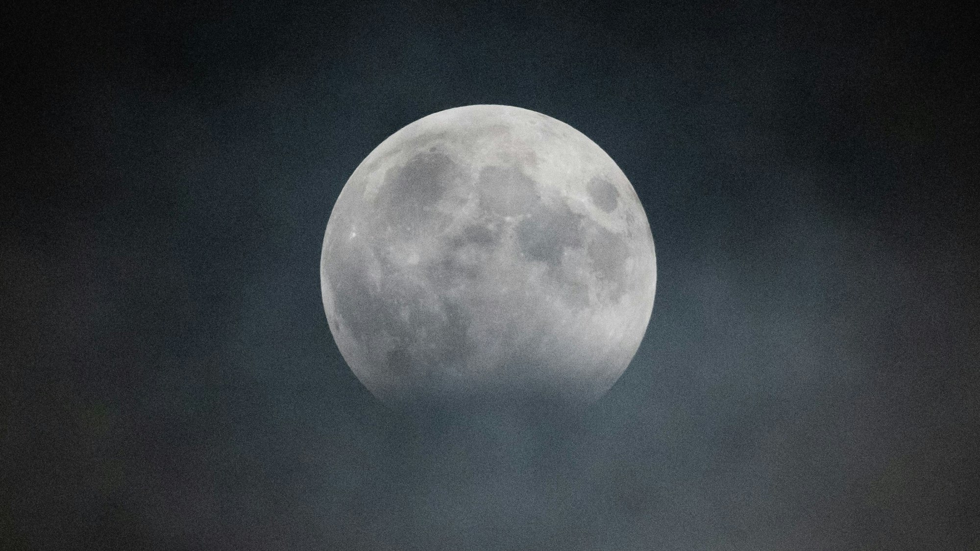 Am Himmel ist eine partielle Mondfinsternis zu sehen.