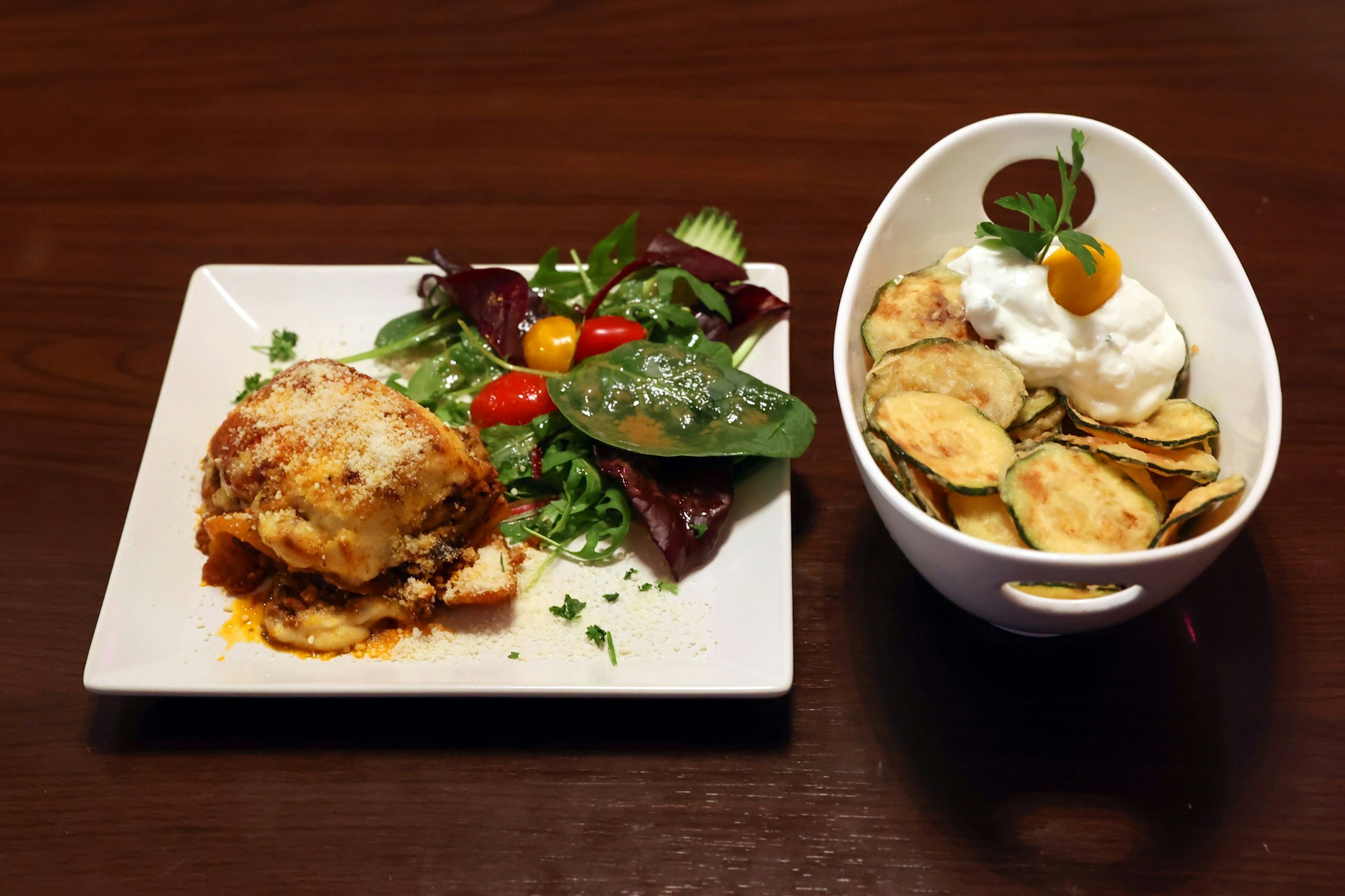 Griechisches Restaurant „Sophias“ bietet Moussaka und Zucchinipuffer.