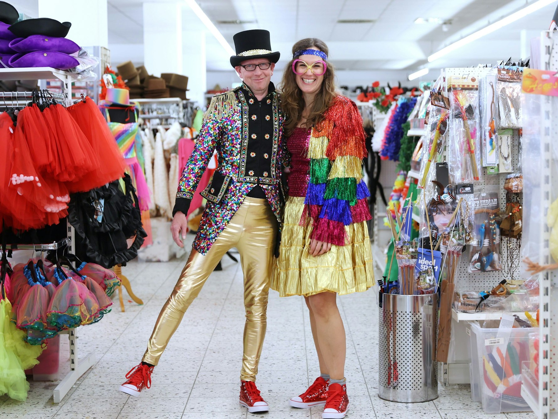 Hauptsache bunt, das ist die Devise dieses Kostüms. Wer will, sieht darin Disco, Zirkus, Hippie oder Traum in Gold.