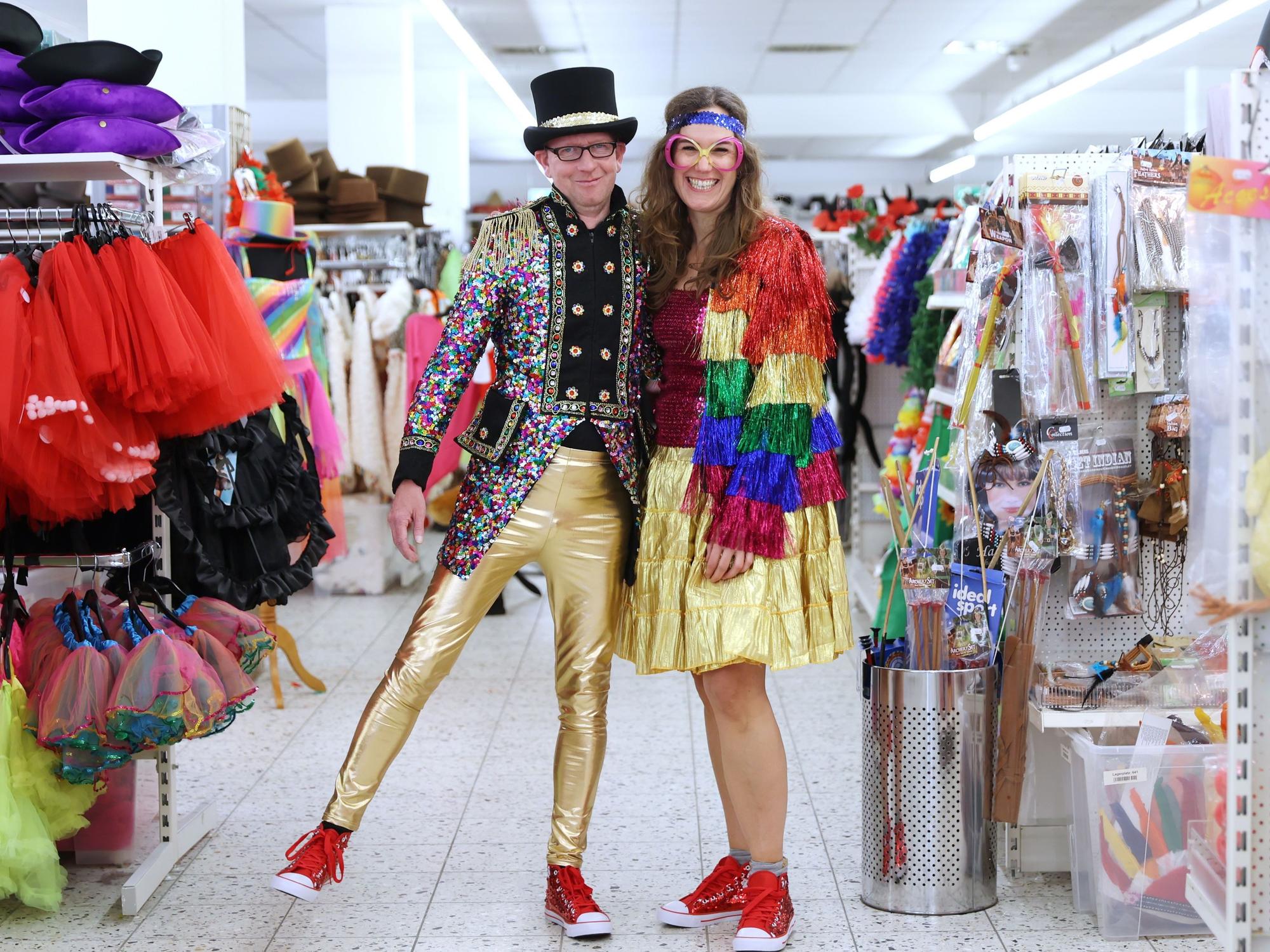 Hauptsache bunt, das ist die Devise dieses Kostüms. Wer will, sieht darin Disco, Zirkus, Hippie oder Traum in Gold.