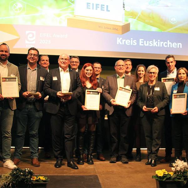 Mit Urkunden stehen die Gewinner des diesjährigen Eifel Awards auf der Bühne.