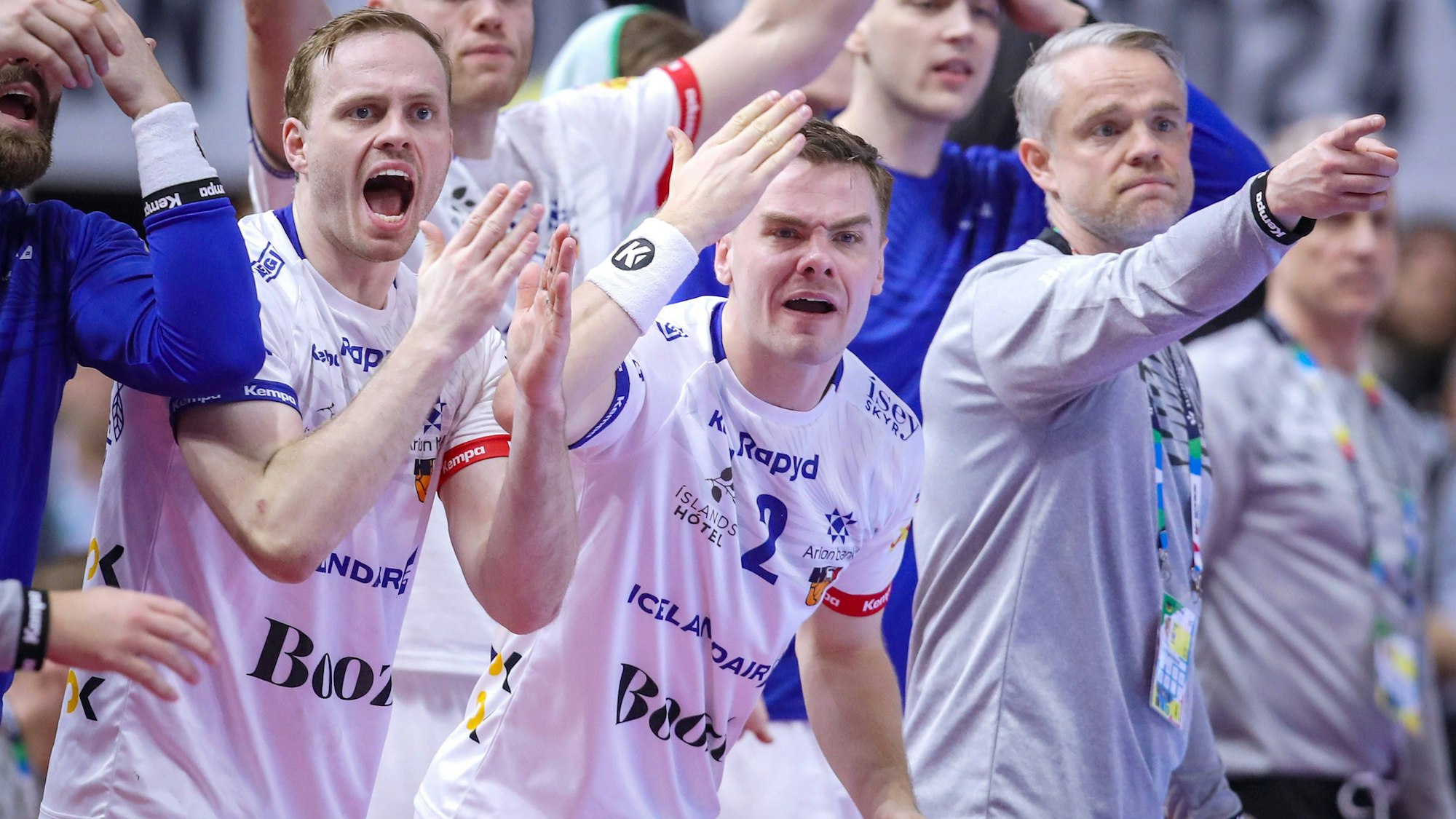 Emotionen auf der Bank: Die isländischen Handballer beim Spiel gegen Österreich in Köln. Mit ihrem Sieg haben sie auch der deutschen Mannschaft geholfen.