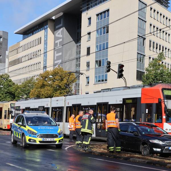 Auto steht im Gleisbett