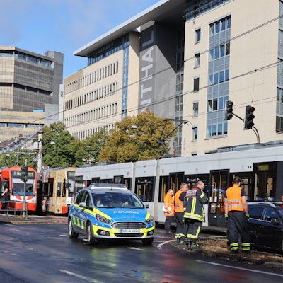 Auto steht im Gleisbett