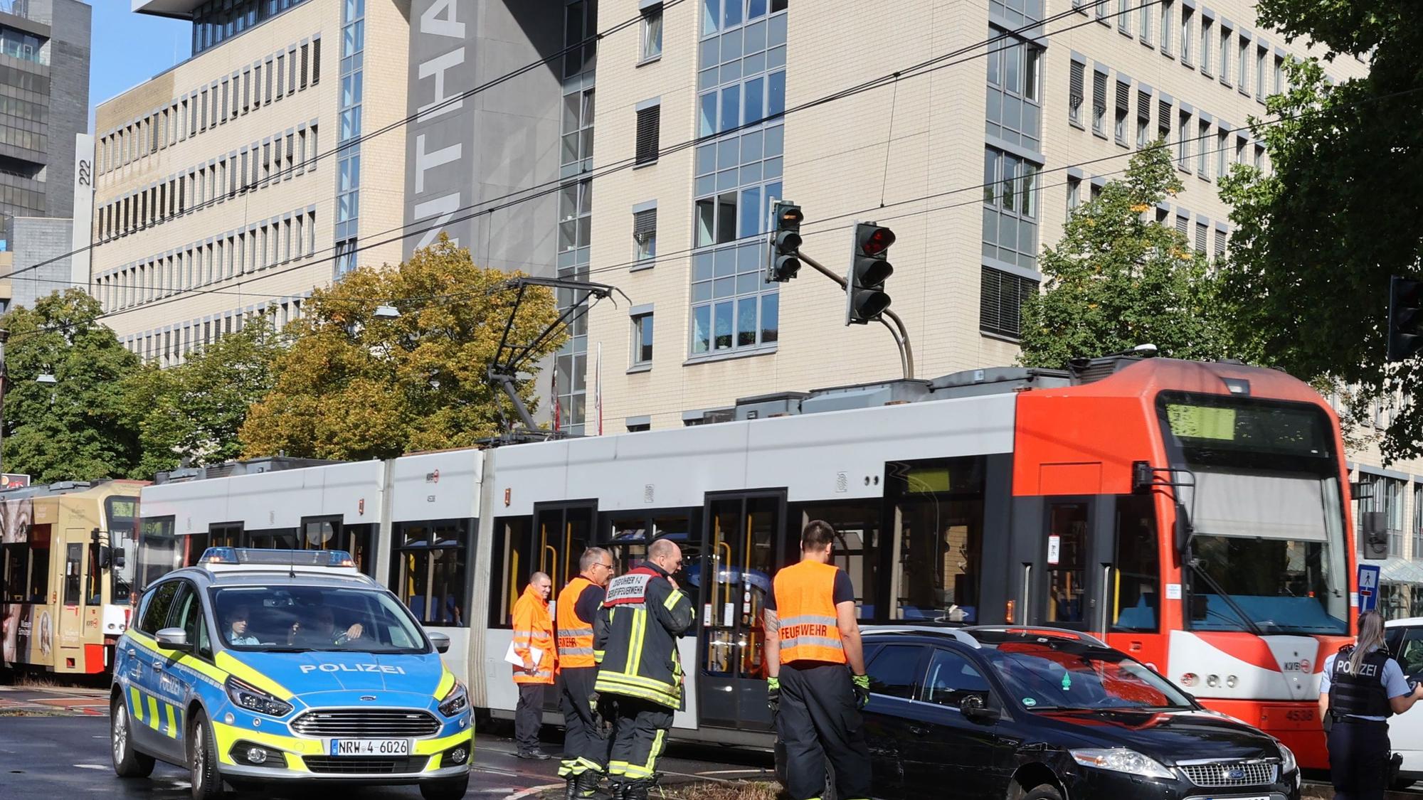 Auto steht im Gleisbett