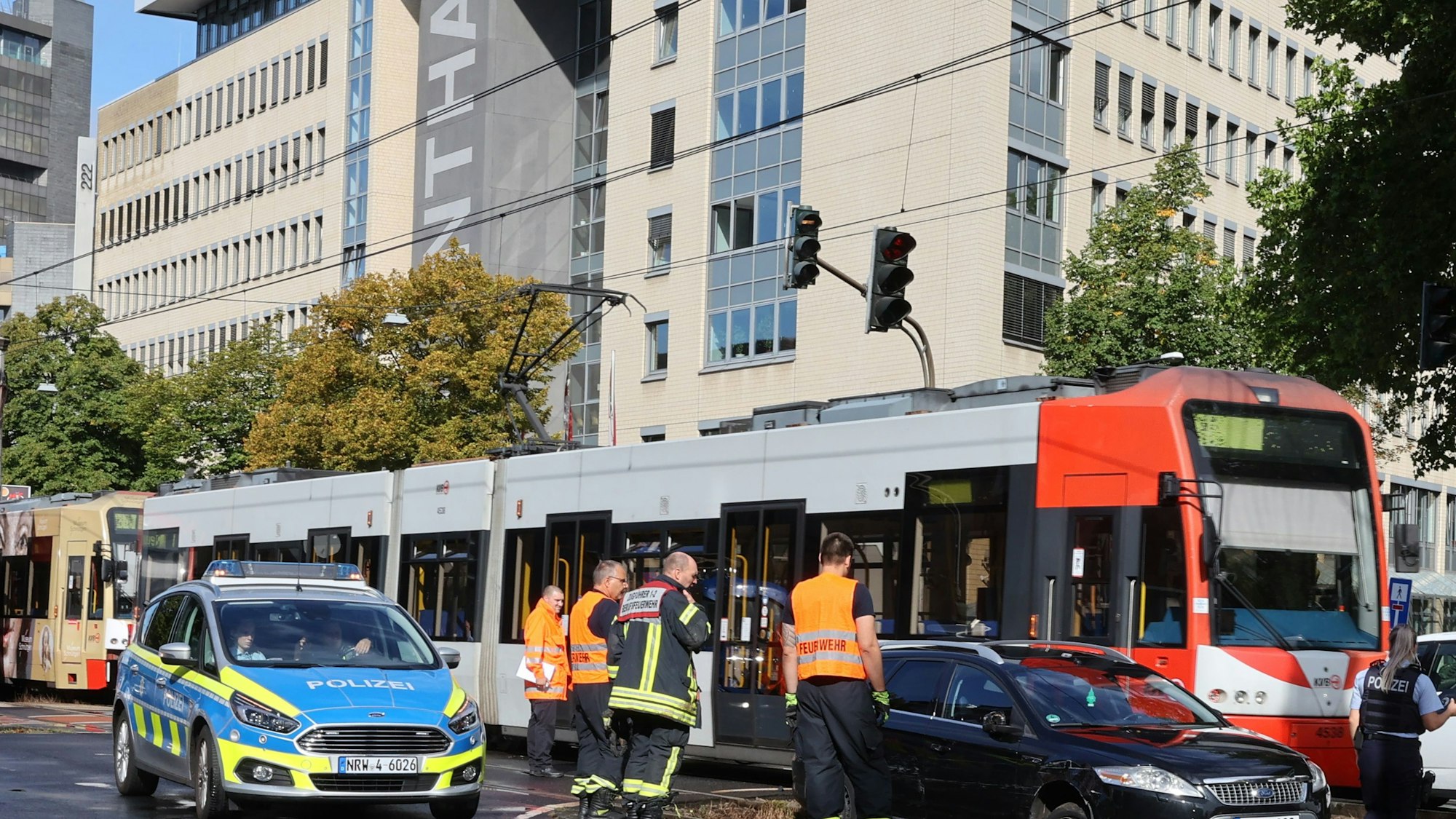 Auto steht im Gleisbett